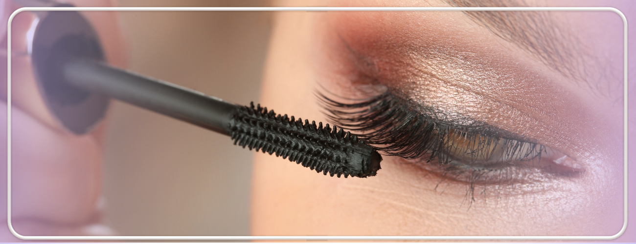 mascara pentru gene, cum se aplica mascara, rimel pentru gene, cum se aplica rimel pe gene fata care aplica rimel pe gene, perie mascara